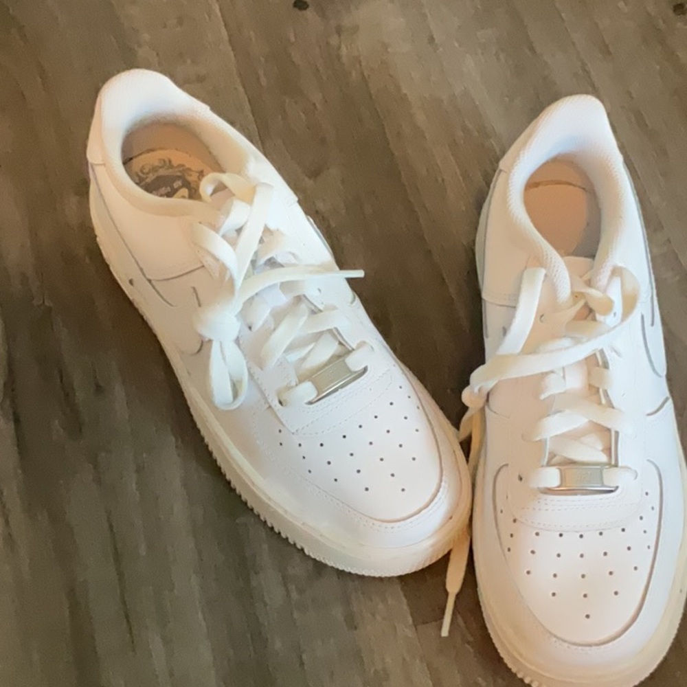 Nike White Leather Sneakers Sleek Design